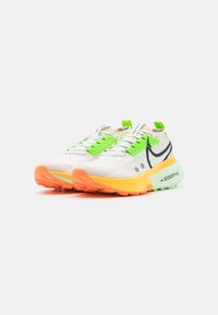Nike Performance ZOOMX ZEGAMA 2 - Chaussures de running - summit white/black/laser orange/total orange/vapor green