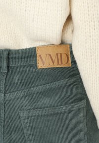 Vero Moda Petite VMTESSA PANTS - Calças - balsam green