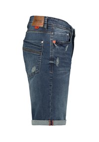Donkerblauwe denim shorts met een vervaagde was. Kenmerken zijn versleten accenten, vijf zakken en een omgeslagen zoom. Leren label bij de tailleband.