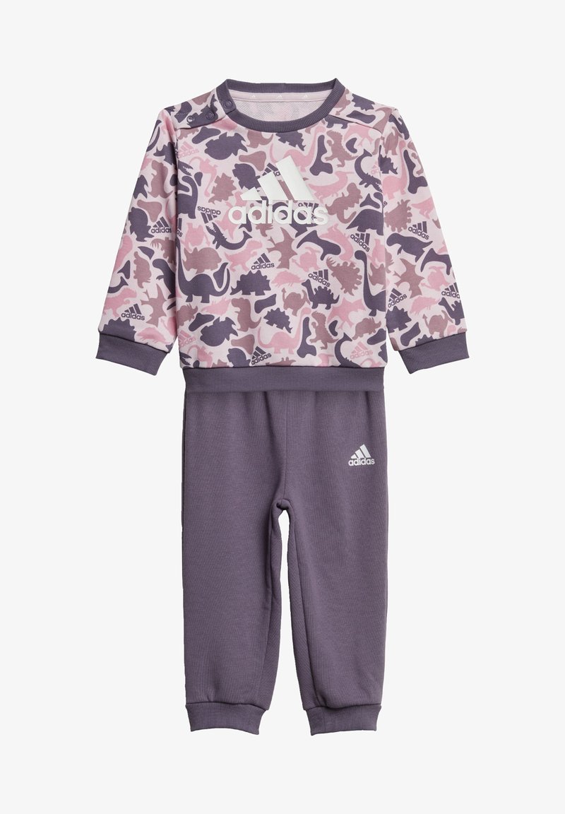 Ensemble de survêtement pour tout-petits Adidas avec un motif de dinosaure rose sur un haut violet clair et un pantalon violet foncé uni, avec des accents de logo.