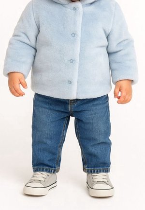 Veste en polaire bleu clair avec capuche, dotée d'une fermeture à boutons, associée à un jean en denim bleu et des baskets grises avec des accents noirs.