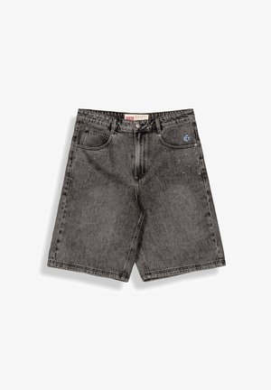 Czarne szorty jeansowe z przednimi kieszeniami, szlufkami na pasek, zapięciem na guziki oraz małym niebieskim logo w okolicy prawej kieszeni.