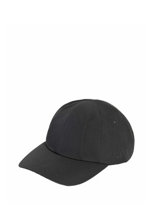 Sort seks-panel baseballkasket med buet skygge, subtilt ventilationshul på siden og svagt logo på siden, isoleret på hvid baggrund.