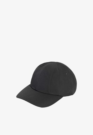 Sort seks-panel baseballkasket med buet skygge, subtilt ventilationshul på siden og svagt logo på siden, isoleret på hvid baggrund.