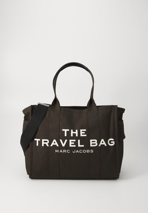 Geantă de pânză neagră cu text alb care spune "GEANTA DE CĂLĂTORIE MARC JACOBS." Dispune de două mânere superioare și o curea de umăr detaliabilă.