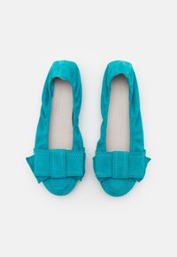 Ballerines en daim turquoise avec un nœud plié sur le devant, bout arrondi et semelle intérieure beige. Texture lisse avec des accents cousus.