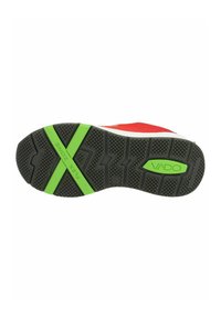 Rote Sport-Schuhsohle mit schwarzem Gummi, strukturiertem Profil und grünen Akzenten. "Flex Zone" in leuchtendem Grün hervorgehoben. VADO-Branding vorhanden.