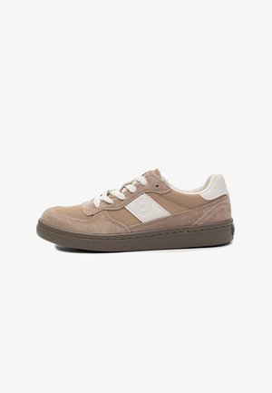 Niski tenisówka w beżowym zamszu i siateczce z białymi sznurowadłami, białą zakładką na pięcie oraz teksturowaną ciemnobrązową podeszwą.