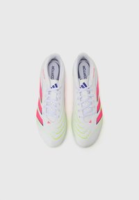 Witte voetbalschoenen met roze en groene accenten, een slank ontwerp, een gestructeerde oppervlakte en opvallende drie-strepen branding.