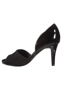 Černá otevřená vysoká bota na podpatku s semišovou přední částí a lesklým lakovaným zadkem. Podpatky jsou ve stylu stiletto, štíhlé a špičaté.