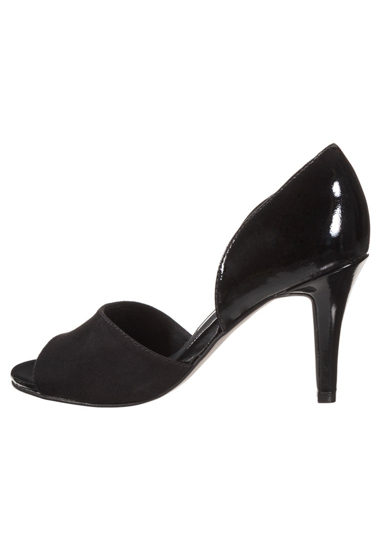 Černá otevřená vysoká bota na podpatku s semišovou přední částí a lesklým lakovaným zadkem. Podpatky jsou ve stylu stiletto, štíhlé a špičaté.