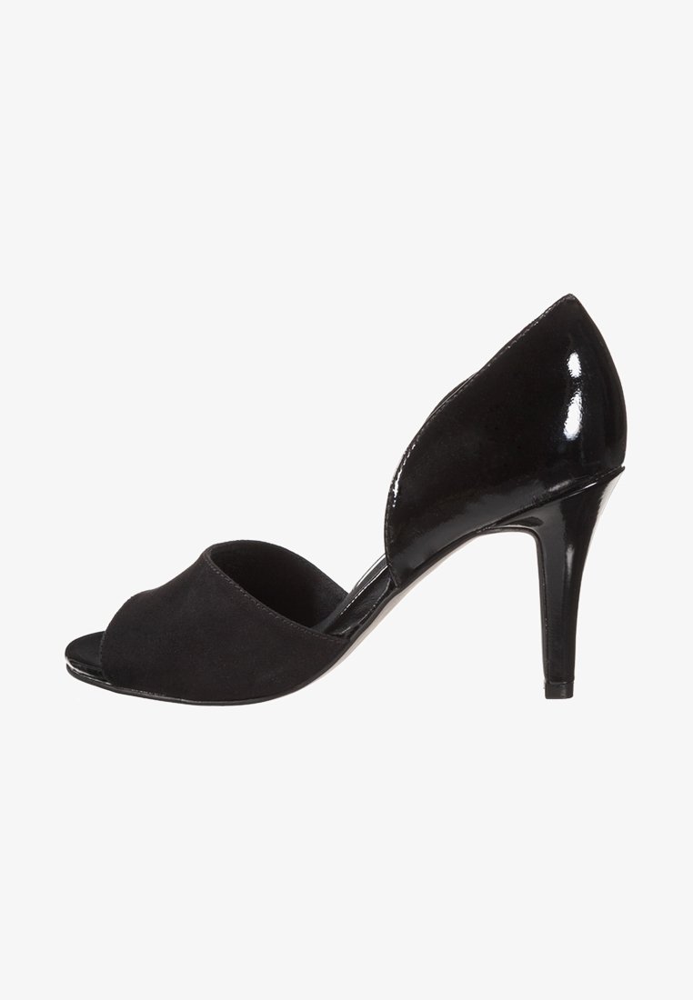 Černá otevřená vysoká bota na podpatku s semišovou přední částí a lesklým lakovaným zadkem. Podpatky jsou ve stylu stiletto, štíhlé a špičaté.