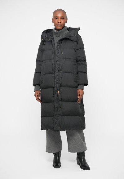 Μαύρο μπουφάν με κουκούλα, με επενδεδυμένο σχέδιο, μπροστινό φερμουάρ και κούμπωμα με κουμπιά, και χρυσές λεπτομέρειες.