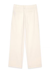 Platām kājām bikses no balta auduma. Ar gludu tekstūru, sānu un aizmugures kabatām. Vienkāršs dizains ar vidēji augstu jostasvietu.