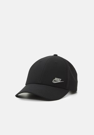 Boné de basebol preto feito de tecido com uma textura suave. Apresenta um logo da Nike prata na frente e uma viseira arredondada.