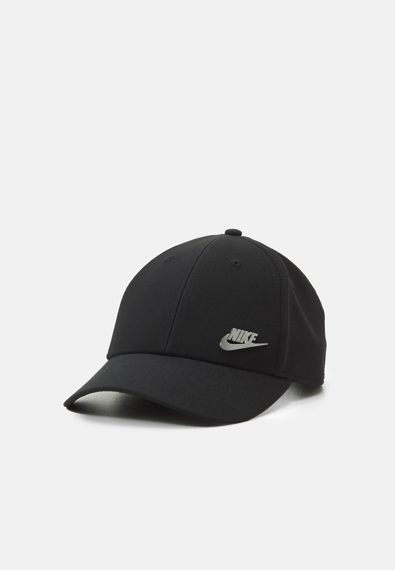 Sort baseball cap lavet af stof med en glat tekstur. Har et sølvfarvet Nike-logo på forsiden og en rund skygge.