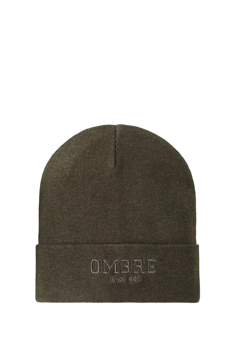 Oliwkowa dzianinowa czapka z mankietem; na przodzie wyszyte w szarym kolorze napisy "OMBRE" i "SINCE 1985".