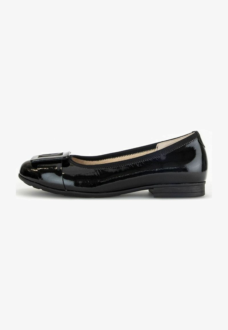Schwarze lackleder Ballerinas mit abgerundetem Zehenbereich, kleinem Absatz und einer dekorativen silbernen Schnalle vorne. Glatte, glänzende Oberfläche.