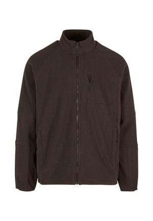 Braune Fleecejacke mit hohem Kragen, durchgehendem Reißverschluss, zwei Seitentaschen und einer Brusttasche mit Reißverschluss. Mit kontrastierenden dunklen Akzenten.