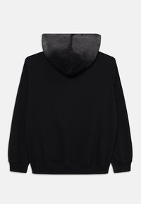 Hoodie noir à capuche avec une texture douce, des manches longues et une capuche présentant un reflet légèrement plus clair à l'intérieur. Pas de logos visibles.