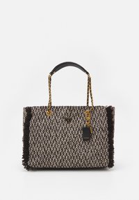 Bolso de mano texturizado y tejido en marrón y beige con un detalle de flecos deshilachados. Cuenta con un asa superior negra y acentos de cadena dorada. Etiqueta del logo adjunta.