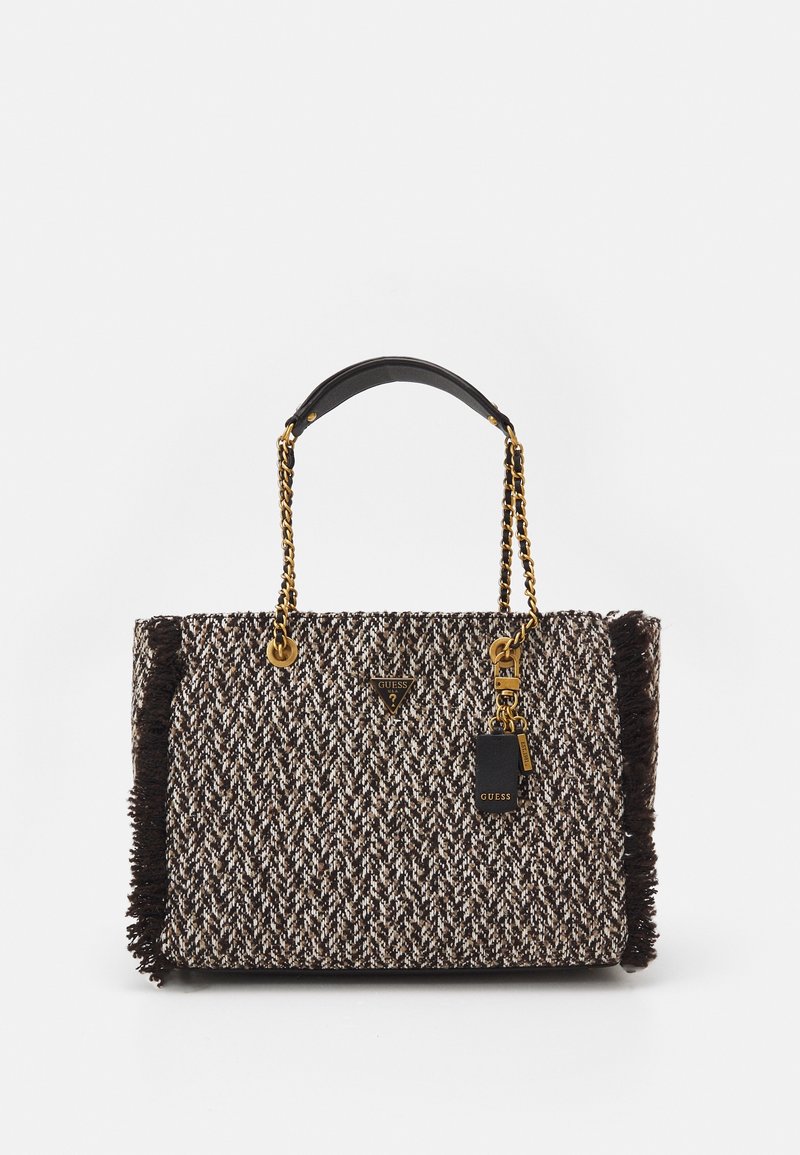 Bolso de mano texturizado y tejido en marrón y beige con un detalle de flecos deshilachados. Cuenta con un asa superior negra y acentos de cadena dorada. Etiqueta del logo adjunta.