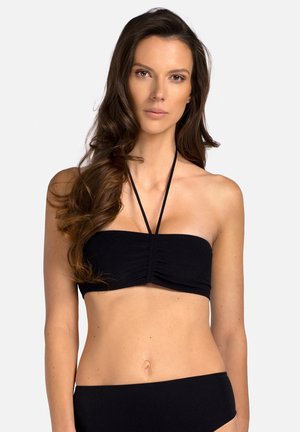Czarny biustonosz bikini o bezramkowym, bandeau designie z gromadzonym środkiem. Gładka tekstura, w komplecie z pasującymi majtkami bikini.