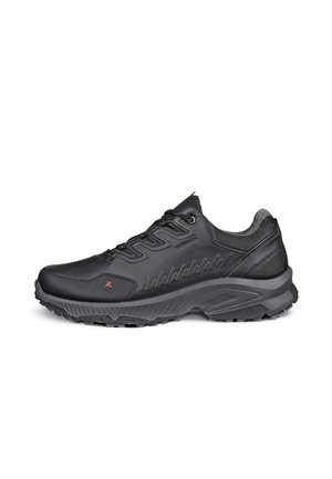 Scarpa da trekking nera impermeabile con suola strutturata, design con lacci e colletto imbottito, mostrata dal lato esterno su sfondo bianco.