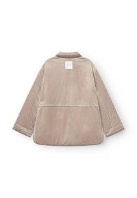 Abrigo acolchado beige con cuello, mangas largas y textura suave. Presenta una etiqueta rectangular en la parte superior de la espalda.