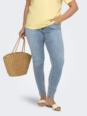 ONLY Carmakoma CARSALLY  - Kitsa lõikega teksad - medium blue denim