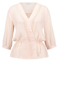 Bluzka w kolorze brzoskwiniowym, wykonana z lekkiego materiału, z dekoltem w kształcie litery V, rękawami o długości trzy czwarte oraz plisowaniem z przodu w talii.