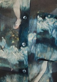 Knapp-up skjorta med ett blått och turkost abstrakt mönster. Har en bröstficka, och är tillverkad av bomull med en slät textur.