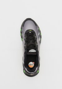 Czarny i szary sneaker z siateczkową cholewką, zielonymi akcentami i okrągłym noskiem. Posiada sznurowadła i wyściełany kołnierz. Zawiera widoczne logo Air Max.