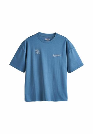 Tricou albastru cu mâneci scurte și guler rotund, cu o mică ilustrație abstractă a unui chip liniar pe partea stângă a pieptului și textul „Picasso” pe partea dreaptă a pieptului.