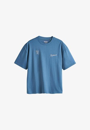 Sinine lühikeste varrukatega T-särk ümmarguse kaelusega, vasakul rinnal väike abstraktse näo joonistus ning paremal rinnal tekst "Picasso".