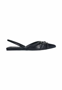 Escarpin noir à bride arrière avec un bout pointu, une semelle plate et un design à bandes croisées avec des accents en matériel décoratif. Texture en cuir lisse.