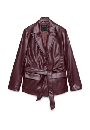 Veste en similicuir bordeaux foncé avec larges revers, un bouton, ceinture à nouer et deux poches à rabat à l'avant, posée à plat sur fond blanc.