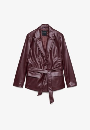 Veste en similicuir bordeaux foncé avec larges revers, un bouton, ceinture à nouer et deux poches à rabat à l'avant, posée à plat sur fond blanc.