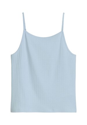 Hellblaues geripptes ärmelloses Top mit dünnen Schulterriemen und gerade verlaufendem Ausschnitt auf weißem Hintergrund.