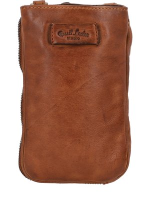 Brązowa skórzana saszetka z suwakiem po bokach i wytłoczonym logo "Gusti Leder studio" na przodzie.