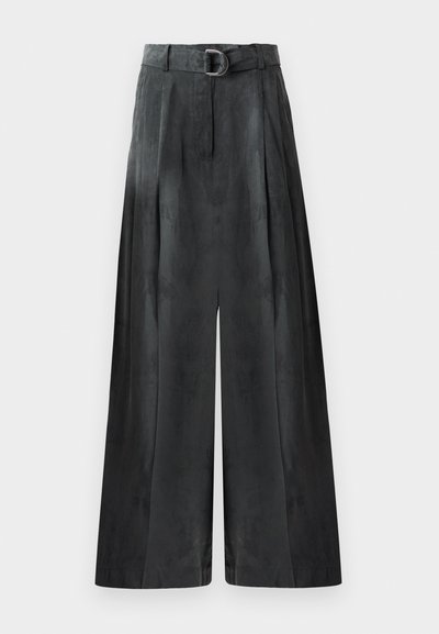 Pantaloni a gamba larga di un grigio scuro, con una texture liscia, pince e una cintura con una fibbia argentata in vita alta.