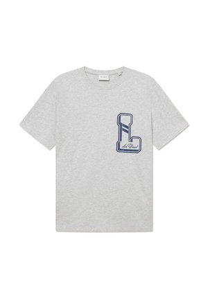 T-shirt in cotone grigio con collo rotondo, caratterizzato da una grafica con la lettera "L" blu scuro con strisce sul lato sinistro del petto. Maniche corte.