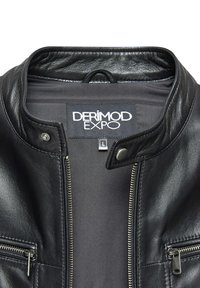 Zwarte leren jas met een opstaande kraag, voorzien van een gestructureerde afwerking, voorkeursritsen en een label met de tekst "DERIMOD EXPO" aan de binnenkant. Maat L.