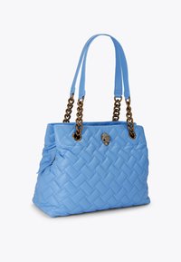 Borsa a tracolla in pelle blu trapuntata con due manici a catena e tracolla, dotata di un logo dorato e tasche laterali con zip per una maggiore funzionalità.