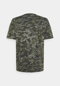 Koszulka z krótkim rękawem i okrągłym dekoltem z zielonym i czarnym cyfrowym wzorem kamuflażu, prezentowana od tyłu.