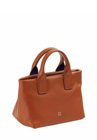 Borsa a mano in pelle marrone con un design strutturato, manici corti e una texture liscia. Presenta un logo impresso sul davanti.