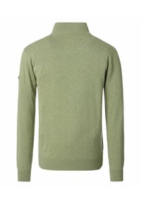 Hellgrüner Strickpullover mit hohem Kragen, langen Ärmeln, gerippten Bündchen und einem seitlichen Schlitz, ausgestattet mit einem kleinen Logo am linken Ärmel.