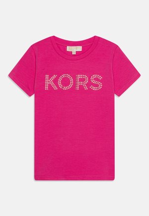 Camiseta rosa de algodón suave, con la palabra "KORS" en strass en el pecho. Cuello redondo clásico y mangas cortas.