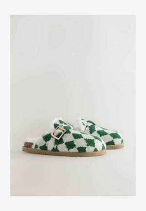 Zaļi un balti šaha modeļa čības ar mīkstu oderi, ar zelta sprādzi un korķa zoli. Strukturēts adīts materiāls.