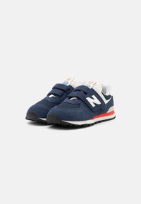 Sneakers blu navy con materiali in rete e suede, strap in velcro, accenti bianchi e rossi, e suole in gomma nera. Design atletico classico.